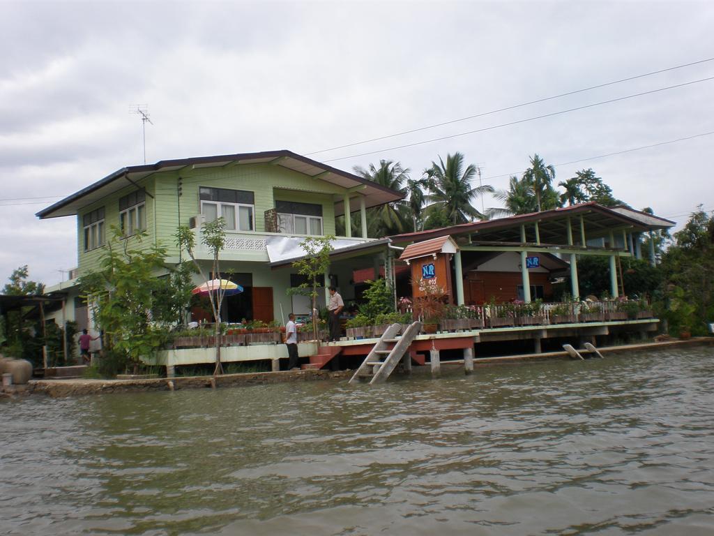 Nr Homestay Amphawa Extérieur photo